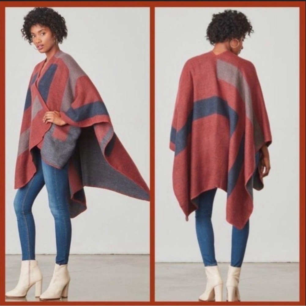 NWT/NBO BB Dakota Poncho in Mulberry